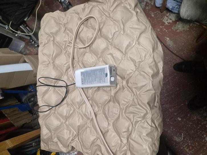 Matelas anti-escarres Invacare L803 + pompe – Très bon état, Elektronische apparatuur, Persoonlijke Verzorgingsapparatuur, Zo goed als nieuw
