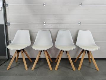 4 witte stoelen beschikbaar voor biedingen