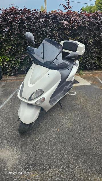 VERKOCHT! Yamaha 125cc scooter met topkoffer en windscherm