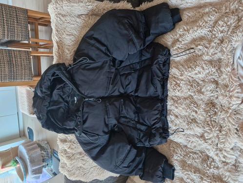 PULL&BEAR gewatteerde puffer-jacket met capuchon zwart, Kleding | Dames, Jassen | Winter, Zo goed als nieuw, Maat 36 (S), Zwart
