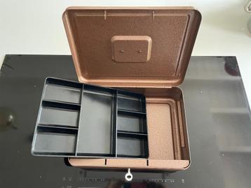 Retro Geldkoffer met 2 sleutels beschikbaar voor biedingen