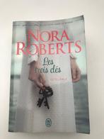 Nora Roberts - Les trois clés (l'intégrale) 1050 pages, Boeken, Romans, Gelezen, Ophalen of Verzenden