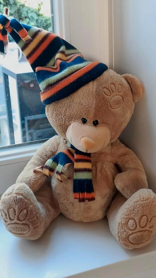 Prachtige bruine knuffelbeer met muts en sjaal 31 cm, Kinderen en Baby's, Speelgoed | Knuffels en Pluche, Zo goed als nieuw, Beer