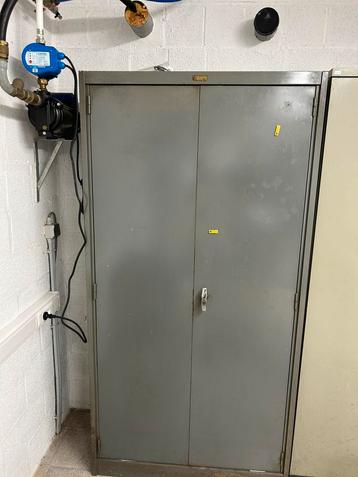 2 metalen kasten beschikbaar voor biedingen