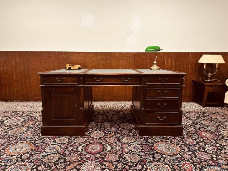 Klassiek Engels Chesterfield Bureau Partnerdesk, Antiek en Kunst, Antiek | Kantoor en Zakelijk, Ophalen of Verzenden