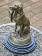 zittende jachthond in brons gesigneerd op marmer., Antiek en Kunst, Ophalen of Verzenden, Brons