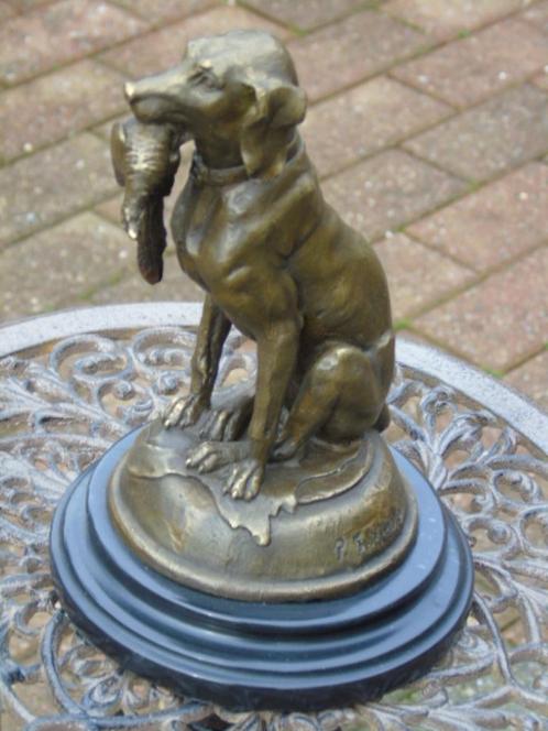 chien de chasse assis en bronze signé sur marbre ., Antiquités & Art, Antiquités | Bronze & Cuivre, Bronze, Enlèvement ou Envoi
