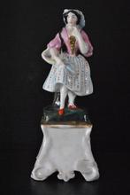 Statuette Jeune femme au panier porcelaine polychrome XIXè, Enlèvement ou Envoi