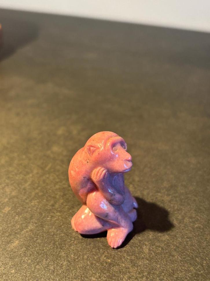 Petit singe ancien en pierre (probablement rhodonite), Antiek en Kunst, Curiosa en Brocante, Ophalen of Verzenden