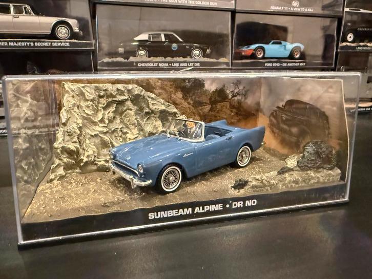 Sunbeam Alpine - James Bond, Hobby en Vrije tijd, Modelauto's | 1:43, Gebruikt, Auto, Universal Hobbies, Ophalen of Verzenden
