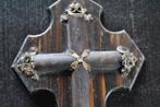 Oud wijwatervat in hout en metaal versierd met een kruis, Antiek en Kunst, Ophalen of Verzenden