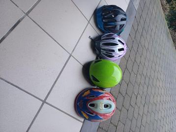 4 fietshelmen (2 kinderen en 2 volwassenen) beschikbaar voor biedingen