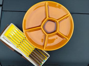 Zes bruine fondueborden + vorken. GRATIS!