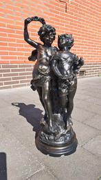 Beeld in bronskleur, gesigneerd Auguste Moreau (replica), Antiek en Kunst, Ophalen