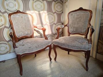 Antieke „cabriolet” fauteuils - Louis XVI-stijl, twee beschikbaar voor biedingen
