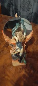 Belle Figurine belle femme pose sugestive sur Miroir heroic, Enlèvement ou Envoi