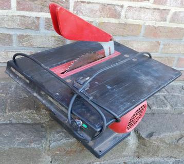 Zaagtafel beschikbaar voor biedingen
