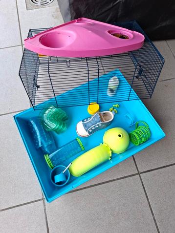 Hamsterkooi met benodigdheden beschikbaar voor biedingen