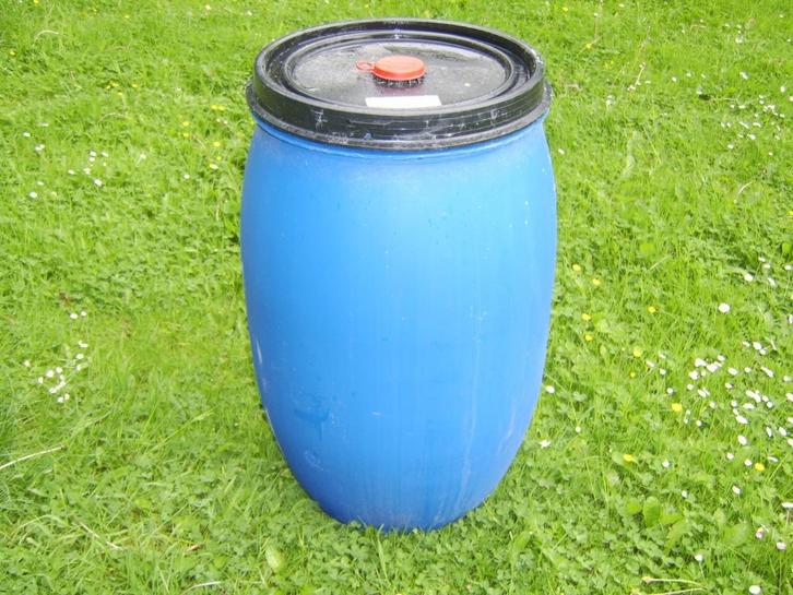 gereinigde blauwe vaten of tonnen geschikt voor opvang water, Tuin en Terras, Regentonnen, Gebruikt, Kunststof, 75 tot 150 liter