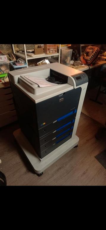 Hp laserjet cp 4525 met lades beschikbaar voor biedingen