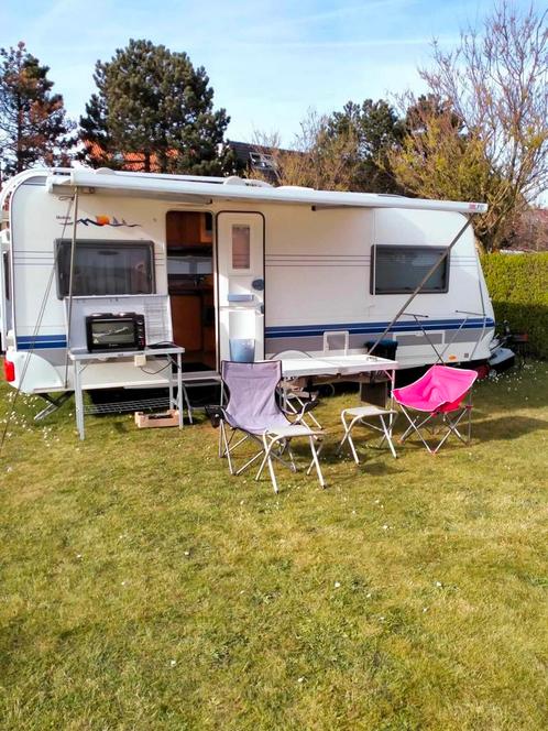 Caravane tractable Hobby, full option VENDU, Caravanes & Camping, Caravanes, Particulier, jusqu'à 4, 1250 - 1500 kg, Banquette en rond