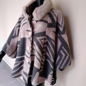 Mooie  trendy winterjas/poncho. Made in Italy!!! beschikbaar voor biedingen
