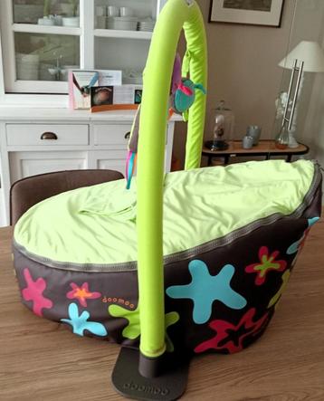 Doomoo: baby zitzak, slaapstoel met speelboog beschikbaar voor biedingen