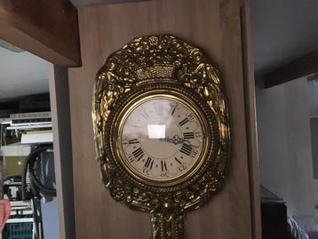 antieke hangklok beschikbaar voor biedingen