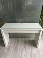 Coiffeuse Ikea Malm, coiffeuse blanche avec plateau en verre, Maison & Meubles, Tables | Coiffeuses, Minimalistisch design., Moins de 100 cm