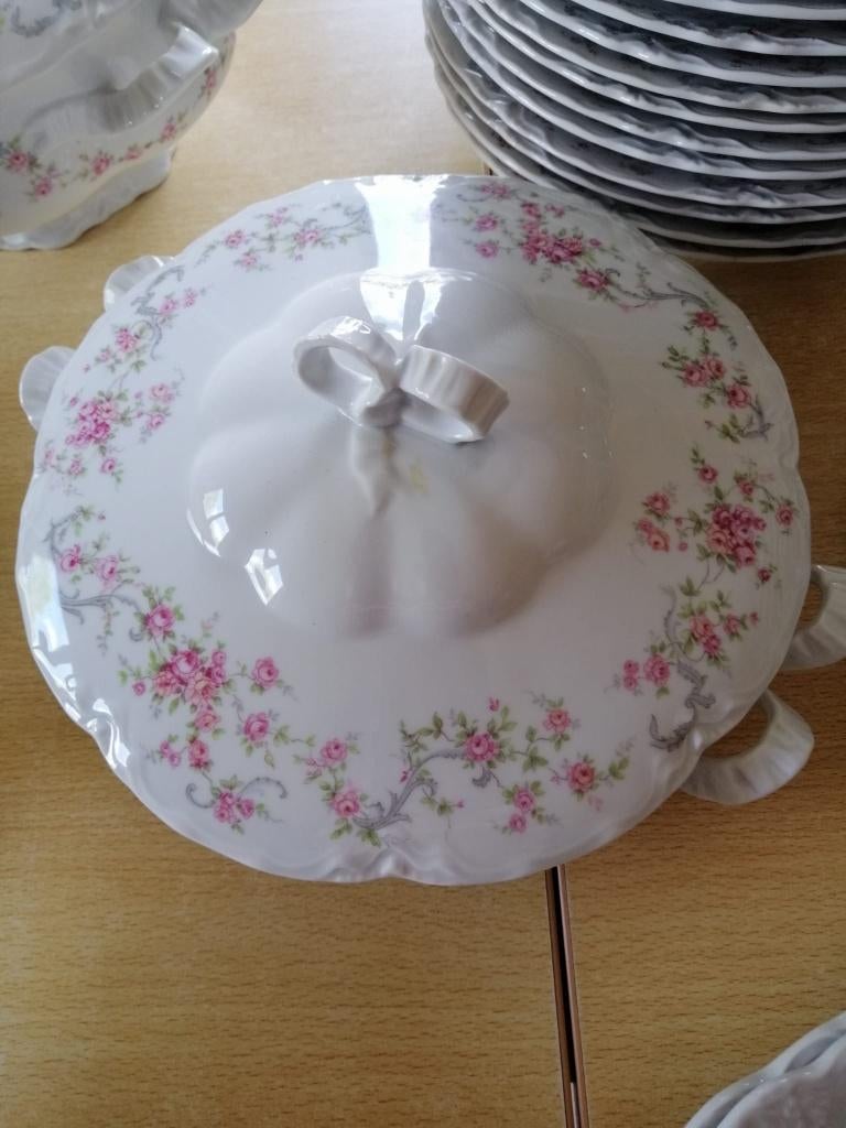 Superbe service de table, Enlèvement