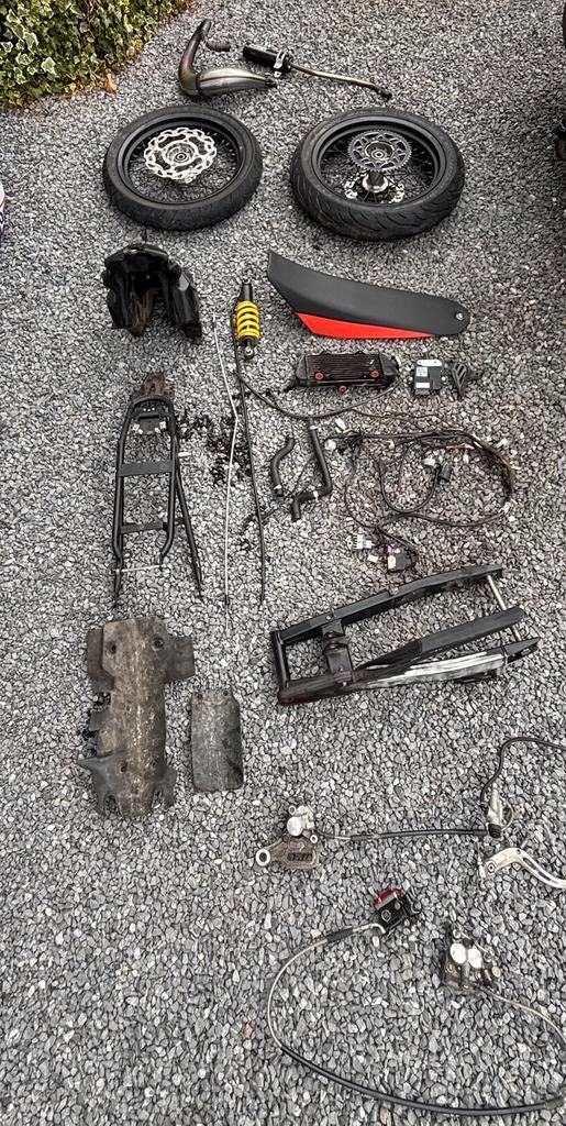 Pièces pour moto beta rr 50 sm / super motard moto 50cc am6, Vélos & Vélomoteurs, Pièces de cyclomoteur | Général, Selle, Enlèvement ou Envoi