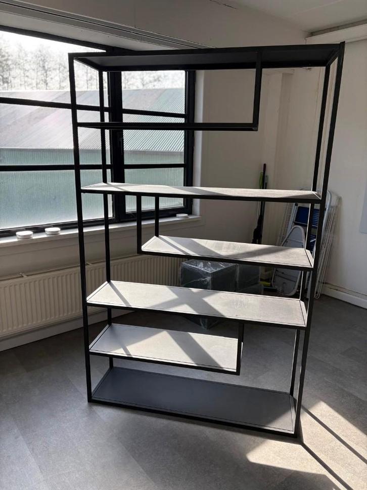 Bibliothèque asymétrique — noire, Maison & Meubles, Armoires | Bibliothèques, Utilisé, 100 à 150 cm, 150 à 200 cm, Avec tablette(s)