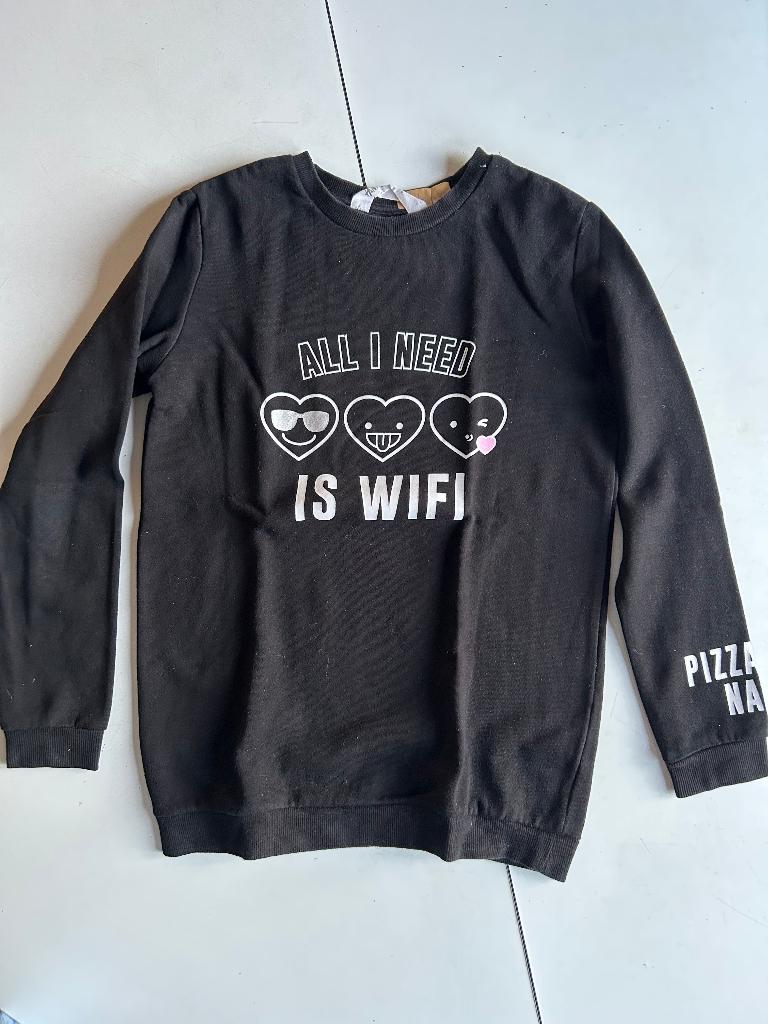 tekst ALL I NEED IS WIFI op zwarte trui - 146/152 - H&M, Enfants & Bébés, Vêtements enfant | Taille 146, Enlèvement ou Envoi, H&M