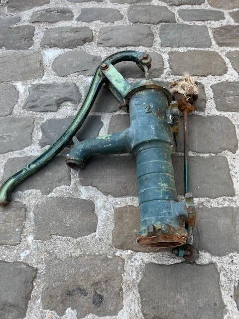 Gietijzeren waterpomp, Ophalen