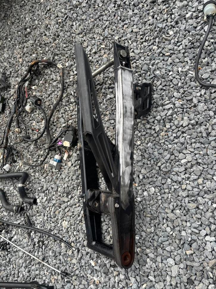 Bras oscillant + guide chaine pour moto beta rr 50, Vélos & Vélomoteurs, Pièces de cyclomoteur | Général, Enlèvement ou Envoi