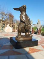 KONIJN MET EEN BRONZEN BLOEMENMAND GESIGNEERD MILO, Antiek en Kunst, Ophalen of Verzenden, Brons