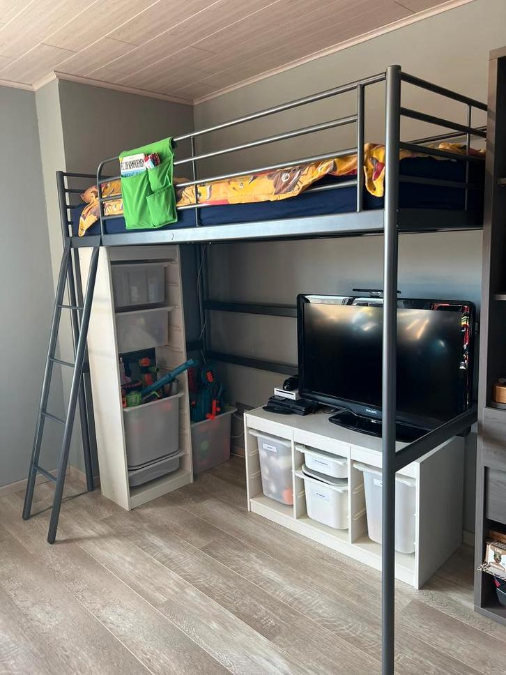 Ikea Svärta hoogslaper, Huis en Inrichting, Slaapkamer | Stapelbedden en Hoogslapers, Zo goed als nieuw, Hoogslaper, 140 cm, 210 cm