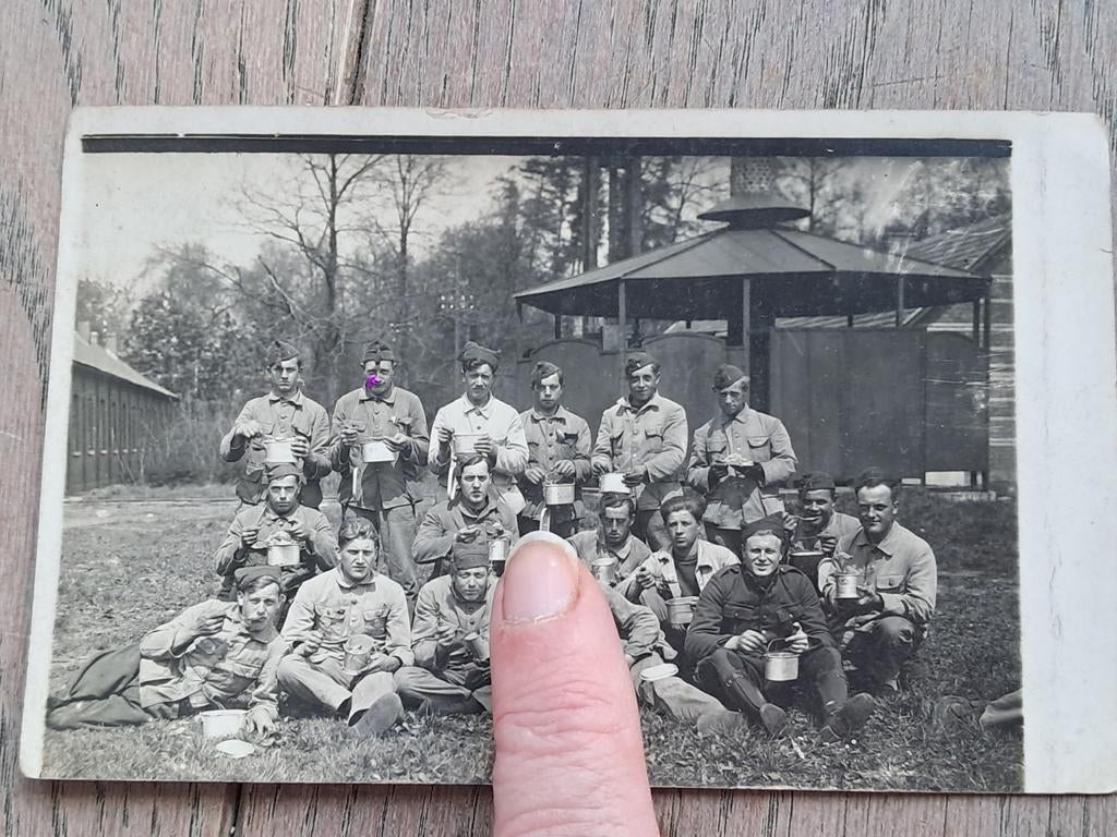 Oude soldatenfoto met gamelles, Ophalen of Verzenden