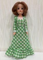 Oude SINDY PEDIGREE pop in groen-geruit kleedje (jaren 70), Ophalen of Verzenden, Pop