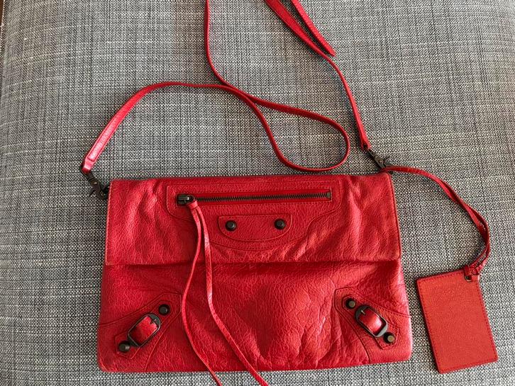 Balenciaga Envelope Clutch with strap, Handtassen en Accessoires, Tassen | Schoudertassen, Zo goed als nieuw, Overige merken, Rood