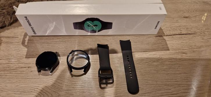 Samsung Watch 4 (40 mm) smartwatch, Handtassen en Accessoires, Smartwatches, Zo goed als nieuw, Android, Zwart, Afstand, Conditie