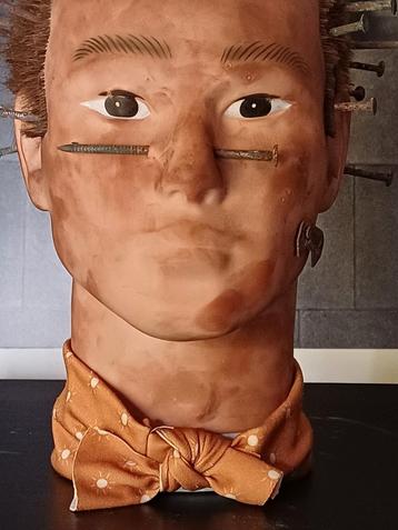 Hellraiser ressemble à une tête de mannequin, Enlèvement ou Envoi