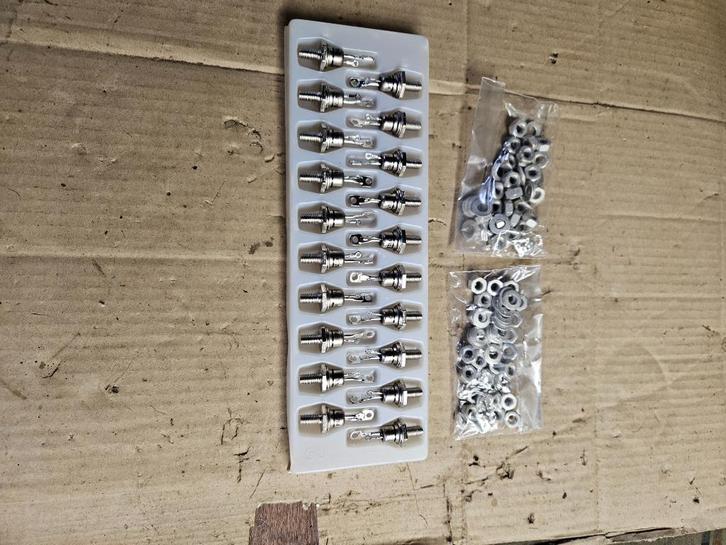 450 metalen paneelbusjes – met moeren en ringen, Telecommunicatie, Vaste telefoons | Niet Draadloos, Zo goed als nieuw, Ophalen of Verzenden