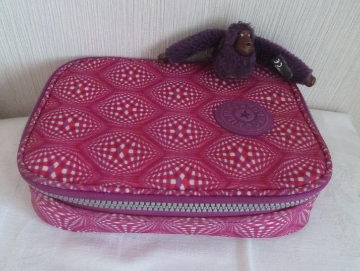 Kipling grote pennenetui 100 pennen driekleurig + aap, Diversen, Schoolbenodigdheden, Gebruikt, Ophalen of Verzenden