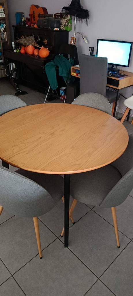 Ronde eettafel met 4 stoelen – in zeer goede staat, Huis en Inrichting, Tafels | Statafels, Zo goed als nieuw, Ophalen