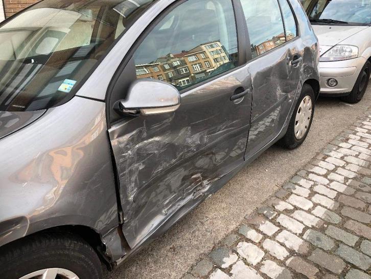Golf 5 essence – 2004 – accidentée à vendre, Autos, Volkswagen, Particulier, Golf, Essence, Euro 4, 5 portes, Enlèvement