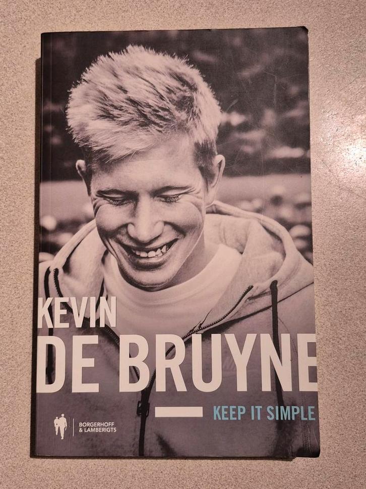 Boek Kevin de Bruyne Keep it simple, Livres, Livres de sport, Comme neuf, Sport de ballon, Enlèvement ou Envoi