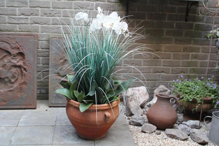 Terracotta met orchidee en kunstgras, Tuin en Terras, Bloempotten, Zo goed als nieuw, Terracotta, Binnen, Balkon, Tuin, 70 cm of meer