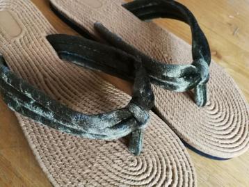 Slippers in kakigroene fluweel, maat 39. beschikbaar voor biedingen