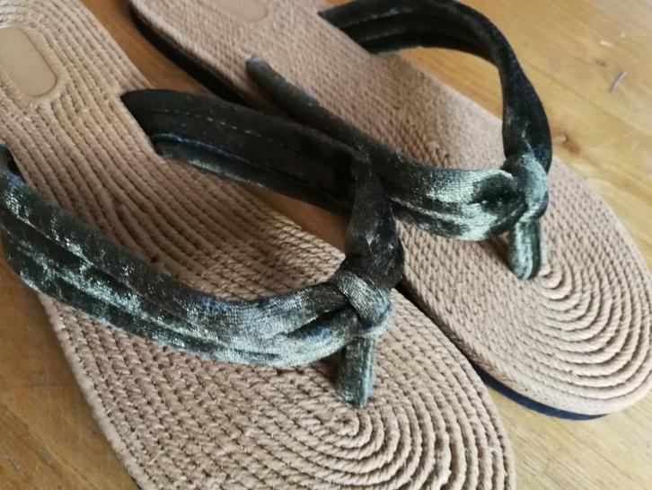 Slippers in kakigroene fluweel, maat 39., Vêtements | Femmes, Chaussures, Comme neuf, Sandales de bain, Vert, Enlèvement ou Envoi